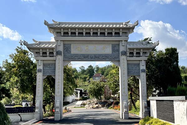 沈阳龙生墓园全体员工，祝大家国庆、中秋双节快乐。